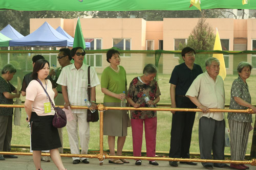 votes on the demolishment and reconstruction of old buildings in Juixiaqiao Sub-district in Beijing, June 9, 2007. Local government and the real estate developer jointly organize the vote on Saturday to see if majority residents of over 5000 families accept the new compensation policy after failed attempts to reach an agreement through other ways. Both notary officials and supervisors are invited to monitor the vote that runs from 9 a.m. to 9 p.m. at six ballot booths. [Sun Yuqing/www.chinadaily.com.cn]