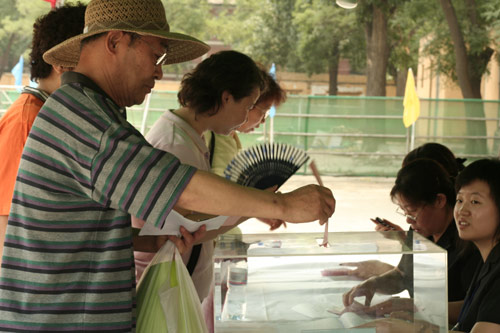 A voter casts his vote on demolishment and reconstruction of old buildings in Juixiaqiao Sub-district in Beijing, June 9, 2007. Local government and the real estate developer jointly organize the vote on Saturday to see if majority residents of over 5000 families accept the new compensation policy after failed attempts to reach an agreement through other ways. Both notary officials and supervisors are invited to monitor the vote that runs from 9 a.m. to 9 p.m. at six ballot booths. [Sun Yuqing/www.chinadaily.com.cn]