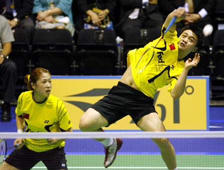 China's Zheng Bo (R) and partner Gao Ling compete during their mixed doubles badminton match against Indonesia's Limpele Flandy and Vita Marissa at the final of the Sudirman Cup World Team Badminton Championships in Glasgow, Scotland June 17, 2007.[Reuters]
