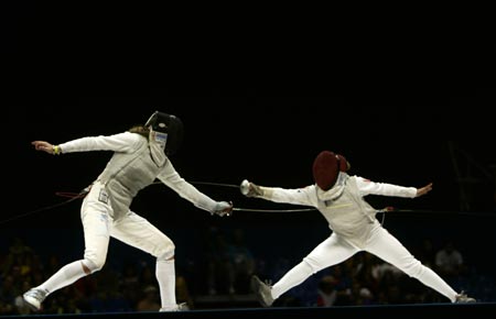 Mariana Gonzalez (R) of Venezuela fences against Hanna Thompson of the U.S. during their women's individual foil final match at the Pan American Games in Rio de Janiero July 15, 2007. Gonzalez won the gold medal and Thompson won the silver medal. 