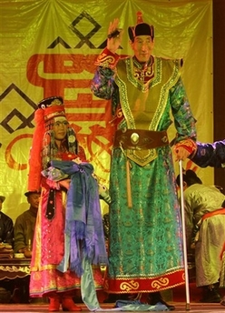 The world's tallest man, Bao Xishun, who stands 2.36 metres (7 feet 9 inches), waves at guests and members of the Cnese media as he stands with his bride at his public wedding ceremony at the tomb of Kublai Khan on the outskirts of Erdos, in China's northern Inner Mongolia Autonomous Region, Thursday, July 12, 2007. Bao married 1.68-meter-tall Xia Shujian, who is half the groom's age at 28, after conducting a worldwide search for a bride. Xia is from Bao's hometown of Chifeng in northern China. [AP] 