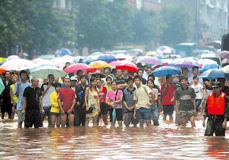 A general view shows Chinese soldiers evacuate residents stranded in flood after heavy rain in Bishan, Southwest Chna's Chongqing Municipality, July 17, 2007.