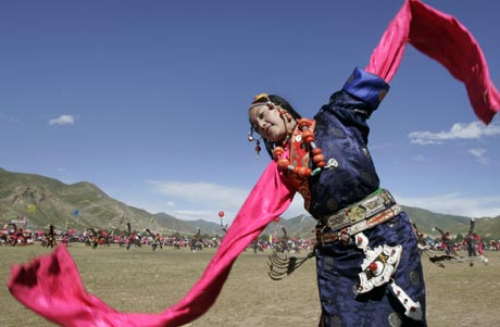 Tibetans perform a traditional dance during a cultural festival in Yushu, Northwest China's Qinghai Province July 27, 2007. The five-day arts festival includes folk performances, costume displays and horse racing, local media reported. [Reuters]