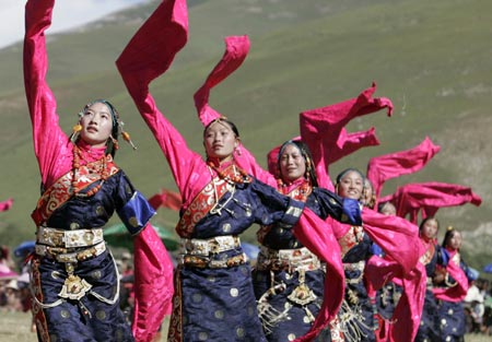 Tibetans perform a traditional dance during a cultural festival in Yushu, Northwest China's Qinghai Province July 27, 2007. The five-day arts festival includes folk performances, costume displays and horse racing, local media reported. [Reuters]