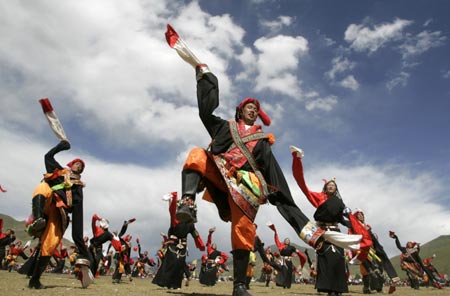 Tibetans perform a traditional dance during a cultural festival in Yushu, Northwest China's Qinghai Province July 27, 2007. The five-day arts festival includes folk performances, costume displays and horse racing, local media reported. [Reuters]