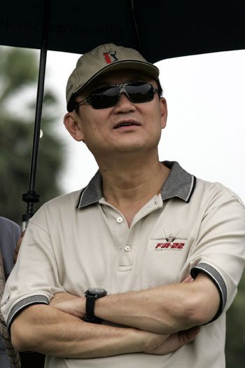 Thaksin meets Cabinet members at golf course