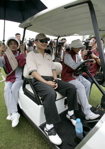 Thaksin meets Cabinet members at golf course