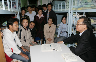 Premier Wen visits students