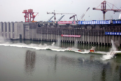 Cofferdam demobilished through controlled explosion