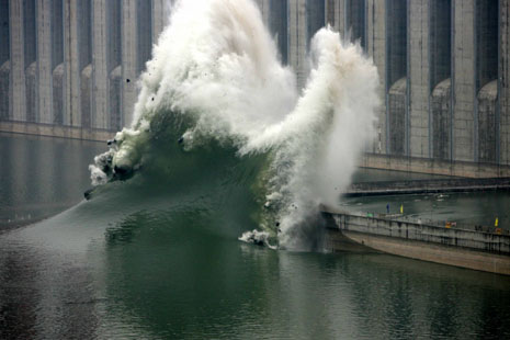 Cofferdam demobilished through controlled explosion