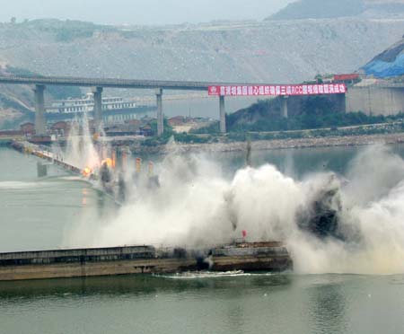 Cofferdam demobilished through controlled explosion