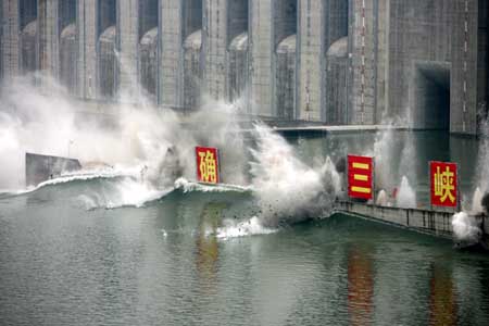 Cofferdam demobilished through controlled explosion