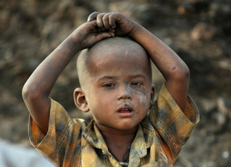 Indian children work in garbage dump