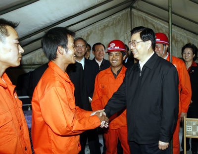 President Hu visits railway construction workers