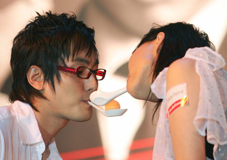 Kangta plays a game with fans 