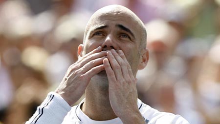 Agassi bids emotional farewell