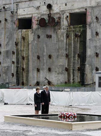 Bushes lay wreaths to mark 9/11