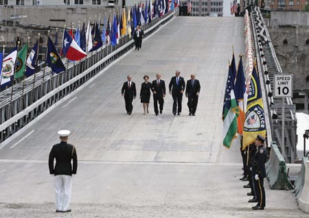 Bushes lay wreaths to mark 9/11