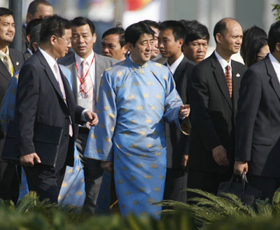 APEC leaders take family photo