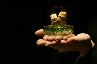 Gold pig ornaments hit Hong Kong store