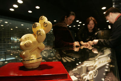 Gold pig ornaments hit Hong Kong store