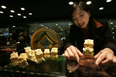 Gold pig ornaments hit Hong Kong store