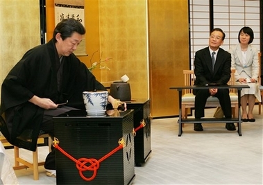 Premier Wen in Kyoto, enjoys tea