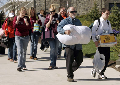 Va Tech students mourn shooting victims