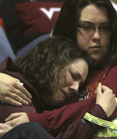 Va Tech students mourn shooting victims