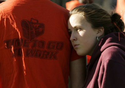 Va Tech students mourn shooting victims