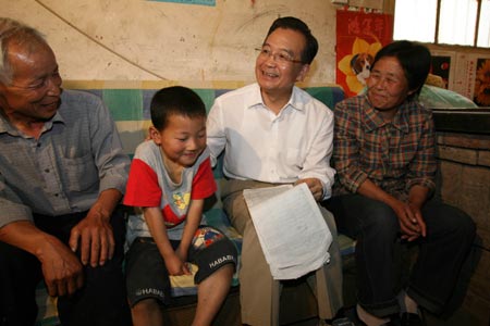 Chinese Premier visits children of rural migrant workers