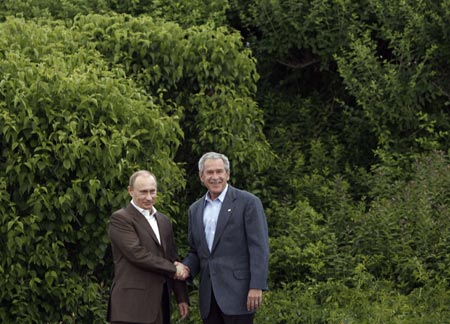 Bush, Putin try to mend fences