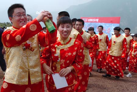 Newlyweds in traditional costumes attend a mass wedding ceremony in Heshun, North China’s Shanxi Province, August 19, 2007. A variety of activities were organized to celebrate Chinese Valentine's Day, which falls on the seventh day of the seventh lunar month.[Xinhua]