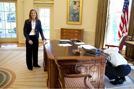 Behind-the-scenes: Obamas and those at White House