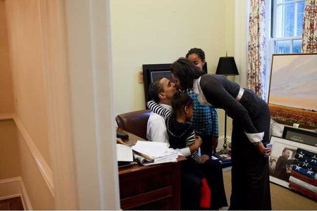 Behind-the-scenes: Obamas and those at White House