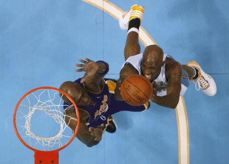 Bryant leads Lakers past Nuggets, back to finals
