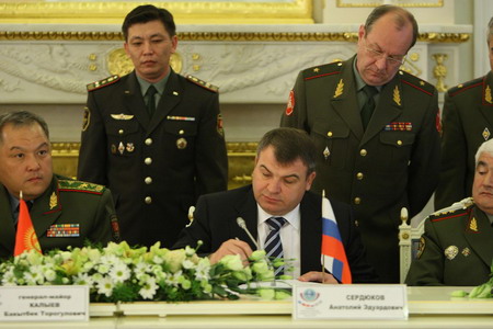 SCO holds defense ministers' meeting in Moscow