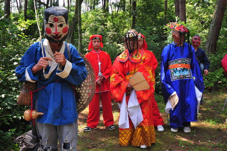 Villagers perform traditional Yang Opera