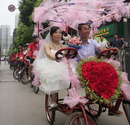 Wedding ceremony on cycle to improve environmental protection