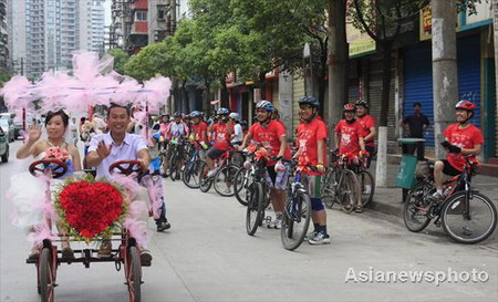 Wedding ceremony on cycle to improve environmental protection