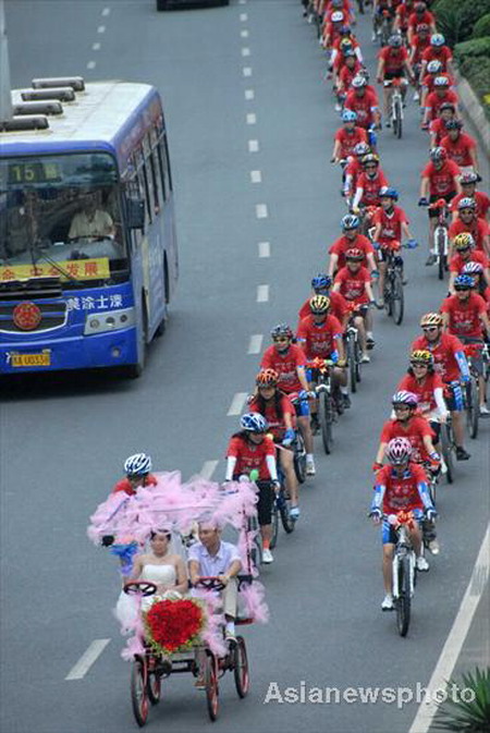 Wedding ceremony on cycle to improve environmental protection