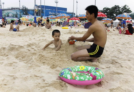 Chinese children enjoy summer at theme park