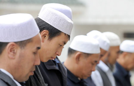 Chinese Muslims pray on first day of Ramadan