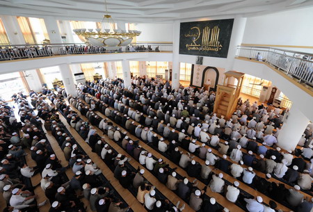 Chinese Muslims pray on first day of Ramadan