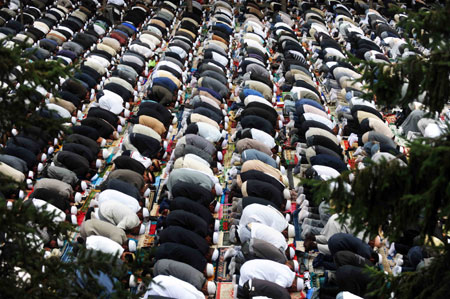 Chinese Muslims pray on first day of Ramadan