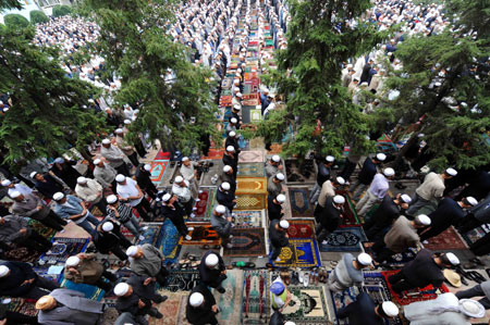 Chinese Muslims pray on first day of Ramadan