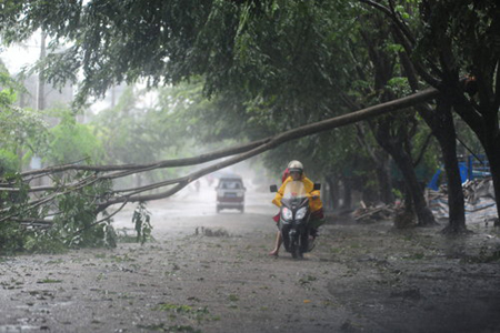 Tropical storm Parma lands in Hainan province