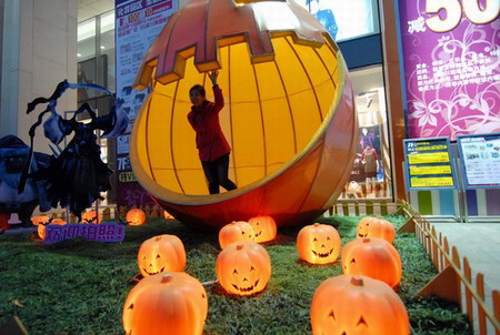 Beijing lit up by Jack O'Lanterns as Halloween nears