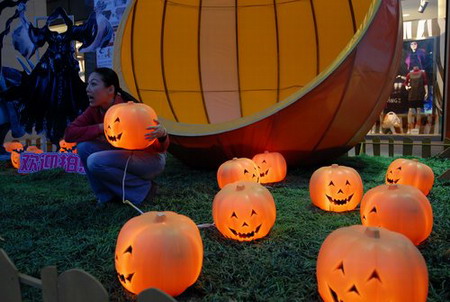 Beijing lit up by Jack O'Lanterns as Halloween nears