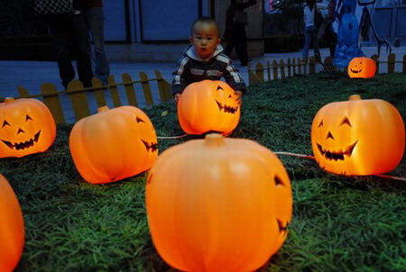 Beijing lit up by Jack O'Lanterns as Halloween nears